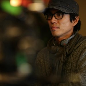Il regista Tae-Yong Kim sul set di Late Autumn