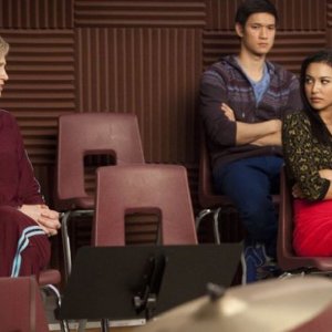 Jane Lynch, Naya Rivera, Harry Shum jr. e Ashley Fink in una scena dell'episodio Comeback di Glee