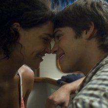 Jessica Szohr e Steven R. McQueen in una scena di Piranha 3D