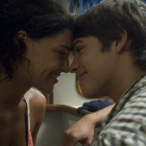 Jessica Szohr e Steven R. McQueen in una scena di Piranha 3D