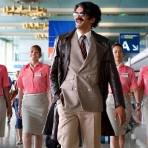 Ramzy Bedia con una schiera di hostess in Halal police d'état