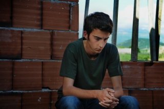 Tristan Halilaj in una scena di The Forgiveness of Blood