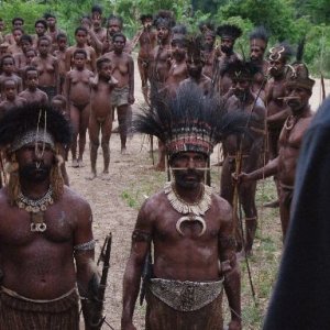 Una immagine della tribù papuana nel film Dschungelkind