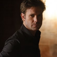 Alaric (Matthew Davis) in una scena dell'episodio The Dinner Party di Vampire Diaries