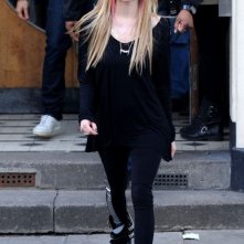 Avril Lavigne sorride mentre lascia i Maida Vale Studios