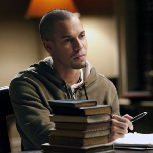 Bryton James in una scena dell'episodio The Dinner Party di Vampire Diaries