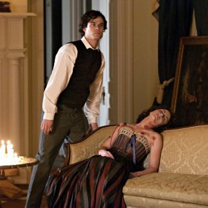 Damon (Ian Somerhalder) in un momento del suo passato nell'episodio The Dinner Party di Vampire Diaries