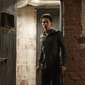 Damon (Ian Somerhalder) in una sequenza dell'episodio The Dinner Party di Vampire Diaries
