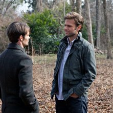 Elijah (Daniel Gillies) discute con Alaric (Matthew Davis) nell'episodio The Dinner Party di Vampire Diaries