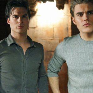 I fratelli Salvatore (Ian Somerhalder e Paul Wesley) nell'episodio The Dinner Party di Vampire Diaries