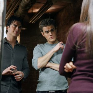 Ian Somerhalder e Paul Wesley ascoltano la bella Nina Dobrev nell'episodio The Dinner Party di Vampire Diaries