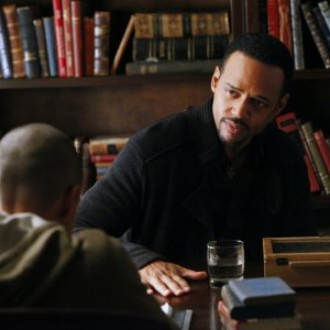 Il Dott. Jonas Martin (Randy J. Goodwin) parla con il figlio Luka (Bryton James) nell'episodio The Dinner Party di Vampire Diaries
