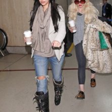 Kim Kardashian con un caffè di Starbucks cammina attraverso l'aeroporto di Los Angeles