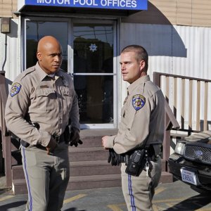 LL Cool J e Chris O'Donnell vestiti da agenti di polizia nell'episodio Empty Quiver di NCIS: Los Angeles