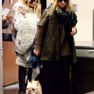 Mary Kate e Ashley Olsen, con il loro cane, arrivano all'aeroporto di Los Angeles
