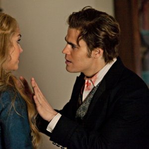 Stefan (Paul Wesley) parla con Lexi (Arielle Kebbel) nell'episodio The Dinner Party di Vampire Diaries