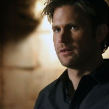 Un primo piano di Alaric (Matthew Davis) nell'episodio The Dinner Party di Vampire Diaries