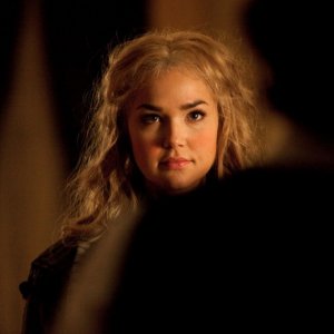 Un primo piano di Lexi (Arielle Kebbel) nell'episodio The Dinner Party di Vampire Diaries