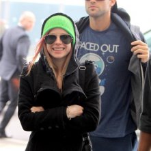 Un sorridente Avril Lavigne con il fidanzato Brody Jenner salutano Londra