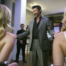 Yvonne Strahovski, Mircea Monroe (di spalle) e Lou Diamond Phillips nell'episodio Chuck Versus the Cat Squad