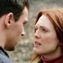 Julianne Moore e Jonathan Rhys Meyers in un'immagine del film Shelter