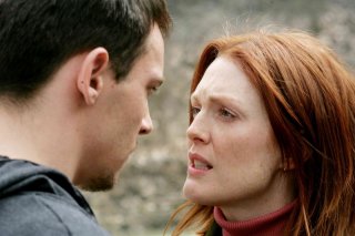 Julianne Moore e Jonathan Rhys Meyers in un'immagine del film Shelter