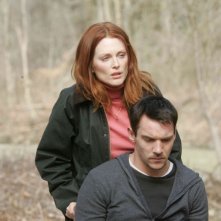 Julianne Moore e Jonathan Rhys Meyers nel film Shelter