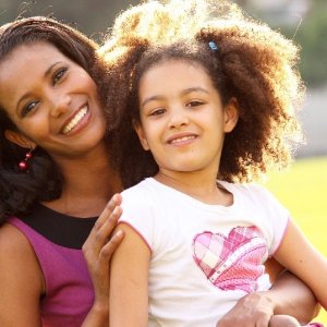 Denny Mendez e la piccola Pierpaola Janvier in Cugino e Cugino