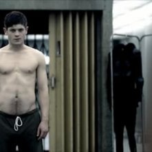 Iwan Rheon in una foto di scena della stagione 2 di Misfits