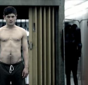 Iwan Rheon in una foto di scena della stagione 2 di Misfits