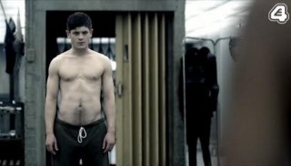 Iwan Rheon in una foto di scena della stagione 2 di Misfits