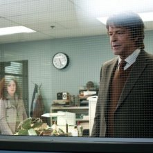 John Noble e Orla Brady, sullo sfondo, nell'episodio Subject 13 di Fringe