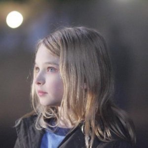 La piccola Brooklynn Proulx nel film Shelter