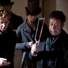 Tim Curry in una divertente immagine della dark comedy Burke and Hare