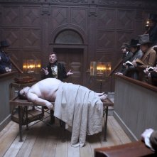 Tim Curry in una scena della dark comedy Burke and Hare