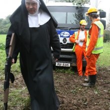 Cornelius Clarke travestito da suora armata nel film Holy Water