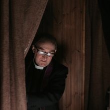 Dermot Crowley in una scena del film film Holy Water