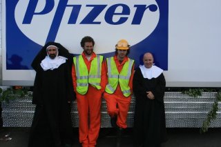 John Lynch, Cornelius Clarke, Lochlainn O'Mearain e Cian Barry in un'immagine del film Holy Water