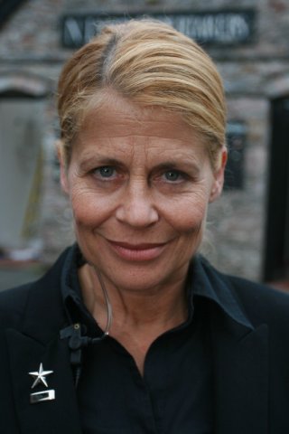 Linda Hamilton sul set del film Holy Water