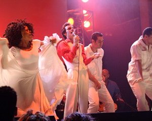 Marc Anthony nella scena del concerto nel film El Cantante