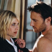 Mélanie Laurent seduce Christopher Stills nel film Requiem pour une tueuse