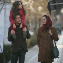 Rafi Pitts con Mitra Hajjar e Saba Yaghoobi in una scena del film Shekarchi (The Hunter)