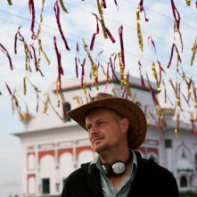 Il regista Andy DeEmmony sul set di West Is West