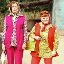 Linda Bassett e Lesley Nicol nel film West Is West