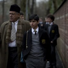 Om Puri con Aqib Khan nel film West Is West