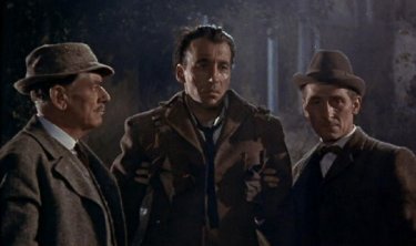 Peter Cushing con Christopher Lee e André Morell in una scena del film La furia dei Baskerville