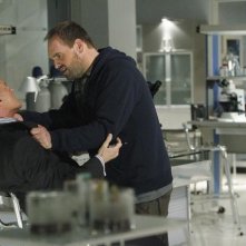 Stephen Collins ed Ethan Suplee nell'episodio No Ordinary Double Standard di No Ordinary Family