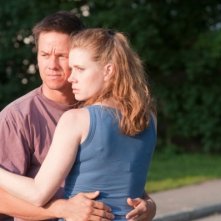Mark Wahlberg ed Amy Adams in una scena del film The Fighter