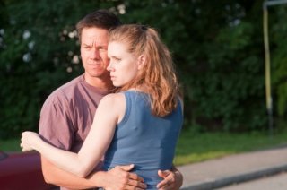 Mark Wahlberg ed Amy Adams in una scena del film The Fighter