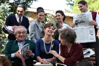 Una scena di gruppo della fiction Atelier Fontana - Le sorelle della moda